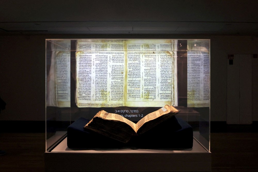Dünyanın en eski İbranice İncil'i açık artırma ile satıldı - 4