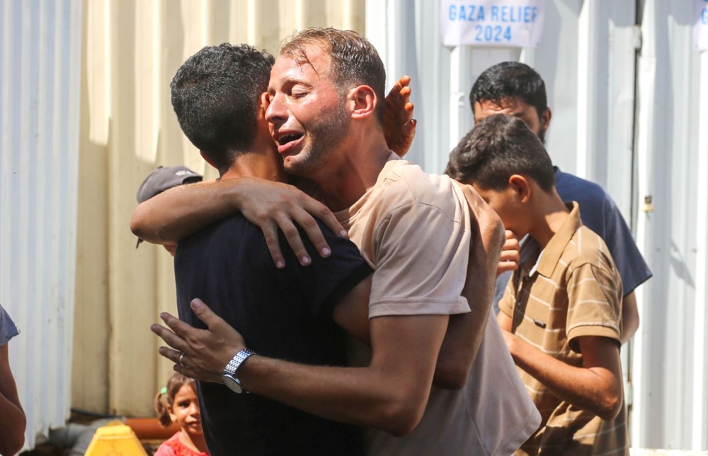 Gazze'de dram bitmiyor! Filistinli baba bebek sevinci yaşarken tüm ailesini kaybetti