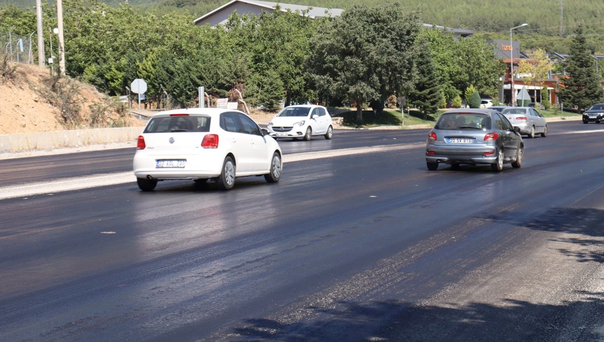 Denizli'de aşırı sıcaklarda yolun zeminindeki asfalt eridi