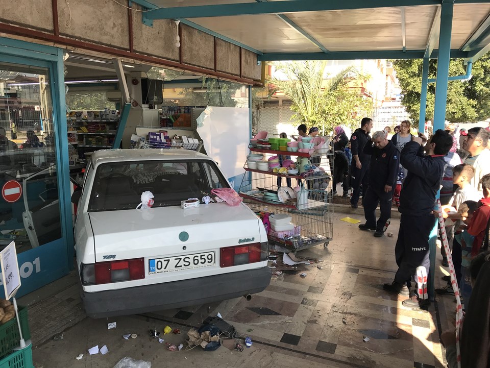 Antalya'da iki otomobil markete girdi: 2 yaralı - 1
