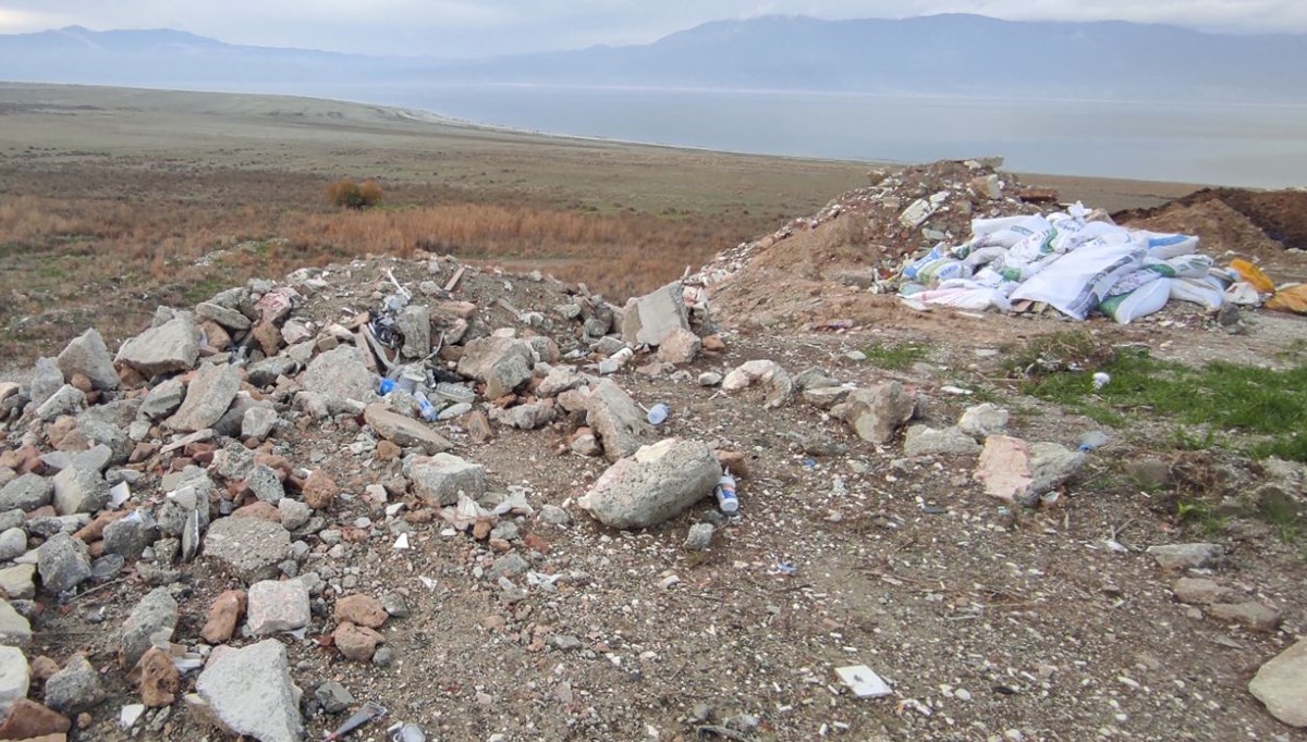 Burdur Gölü kenarına yine moloz ve atık döküldü