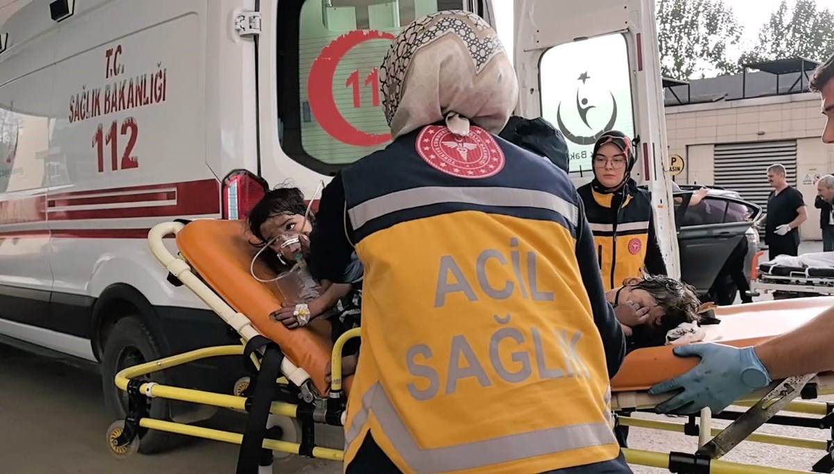 Yanan evden iki çocuğu itfaiye ekipleri kurtardı Yanan evden iki çocuğu itfaiye ekipleri kurtardı