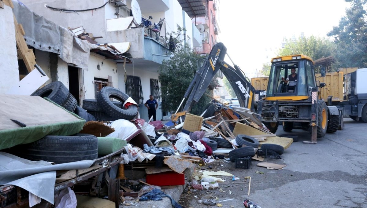 Mersin'de çöp evden tonlarca atık çıktı