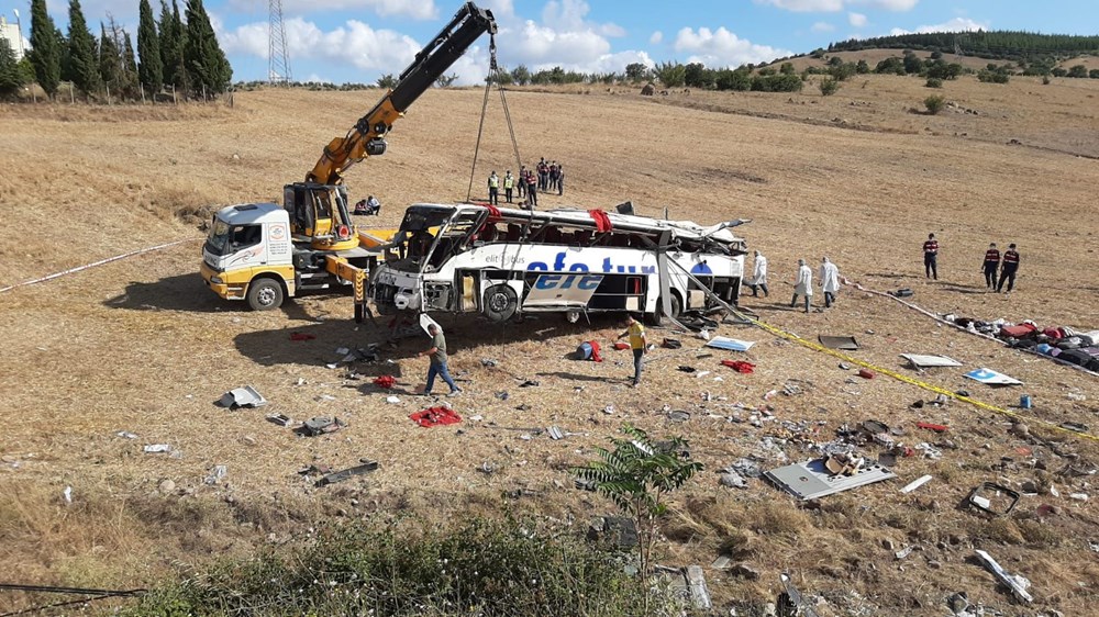 Balıkesir'de yolcu otobüsü devrildi: 15 kişi hayatını kaybetti - 19