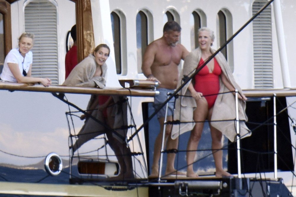 Guy Ritchie ve eşi Jacqui Ainsley tatilde: Teknede ayak masajı - 17
