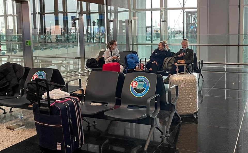Ukraynalı ve Rus yolcuların İstanbul havalimanlarında bekleyişi sürüyor - 1
