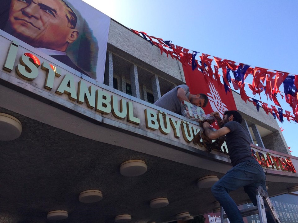 İBB binasına 'T.C.' ibaresi eklendi - 1