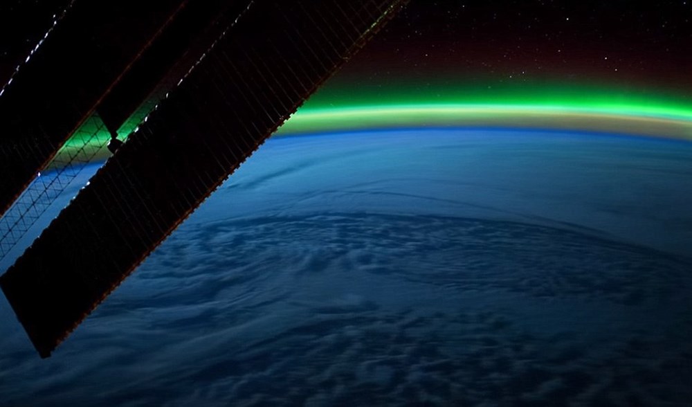Earth up. Термосфера Северное сияние. Полярное сияние со спутника. Северное сияние со спутника. Северное сияние с орбиты.