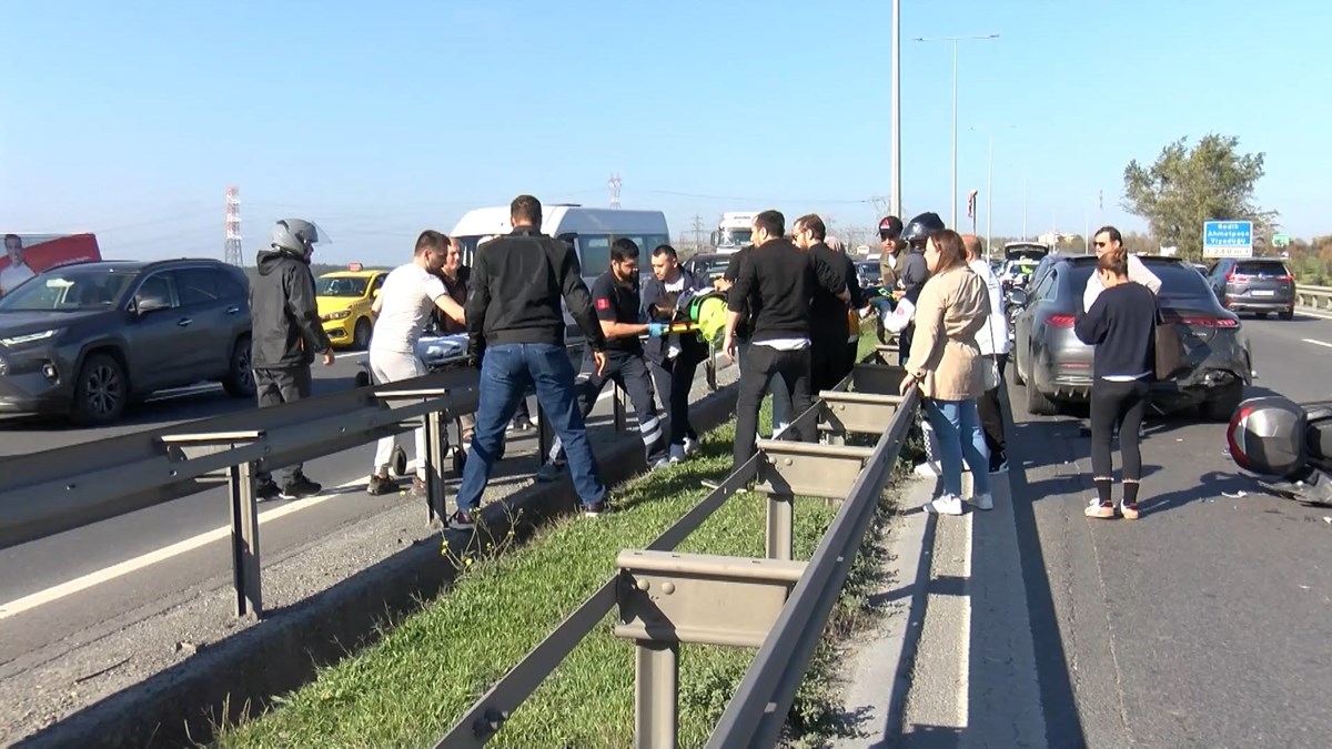 Ters yönden gelen sağlık ekipleri vatandaşların yardımıyla yaralıyı sedyeye alarak karşı yöne geçirdi.