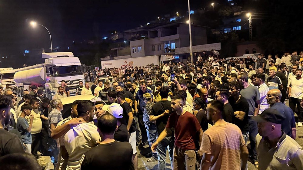 Tırın çarptığı genç öldü, mahalleli yolu kapattı - 1