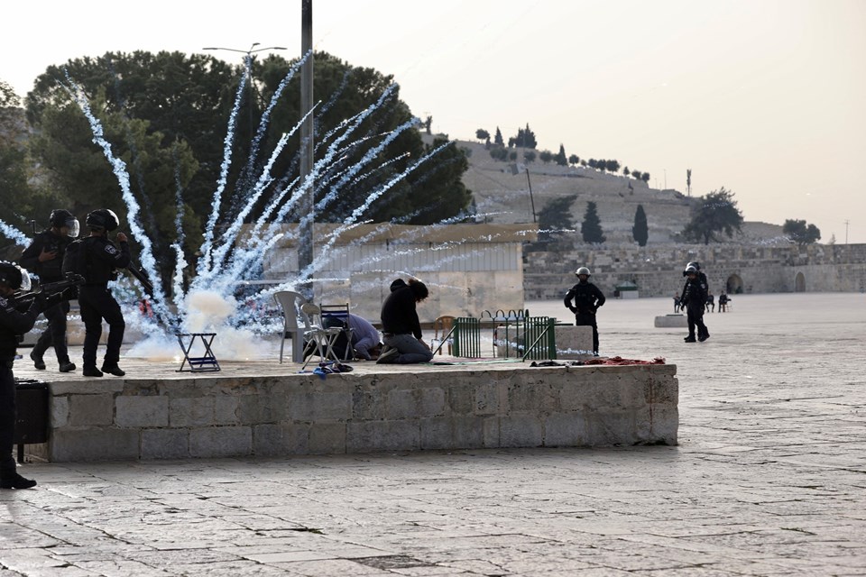 İsrail polisi Mescid-i Aksa'ya baskın düzenledi - 1