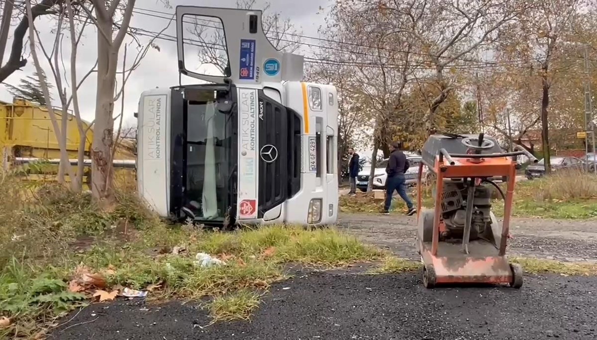 Beylikdüzü'nde yol çöktü, hafriyat kamyonu çukura düştü