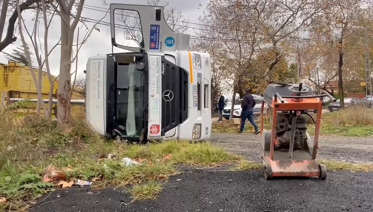 Beylikdüzü'nde yol çöktü, hafriyat kamyonu çukura düştü Beylikdüzü'nde yol çöktü, hafriyat kamyonu çukura düştü