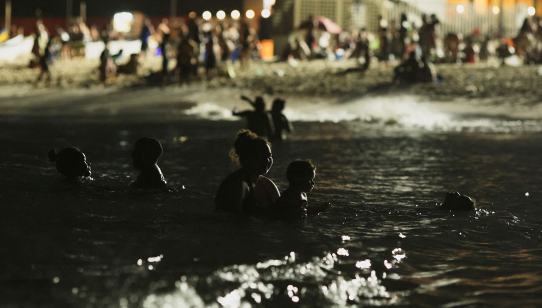 Brezilya'da halk gece karanlığında denize giriyor