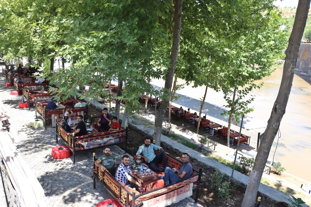 Güneydoğu’da 40 dereceyi aşan sıcaklar bunalttı: Yollar boşaldı, süs havuzları doldu - 1