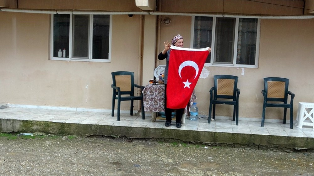 Polis helikopterine bayrak sallayan Ayşe teyze: "Ağlaya ağlaya içeri girdim, çok duygulandım" 75 Sd9UkGq280 nljhks QFlQ