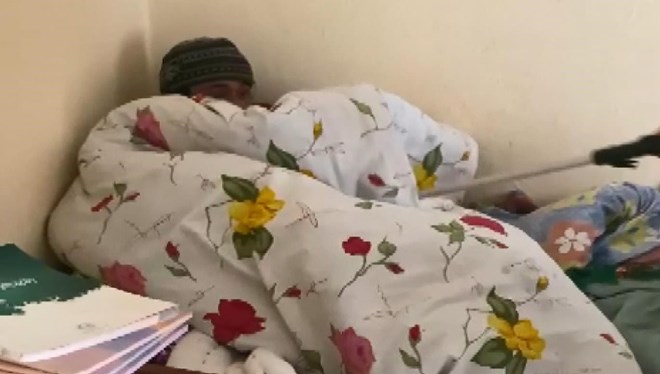 Eve giren h�rs�z battaniyenin alt�nda yakaland�