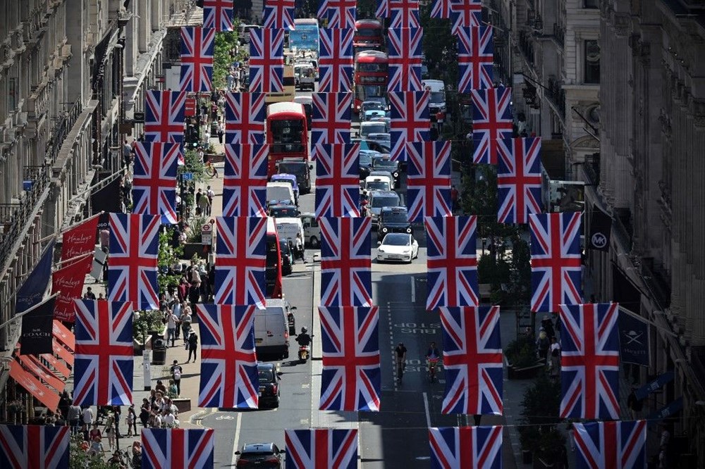 Kraliçe Elizabeth’in tahttaki 70’inci yıldönümü: Londra sokakları fotoğraflar ve bayraklarla donatıldı - 3
