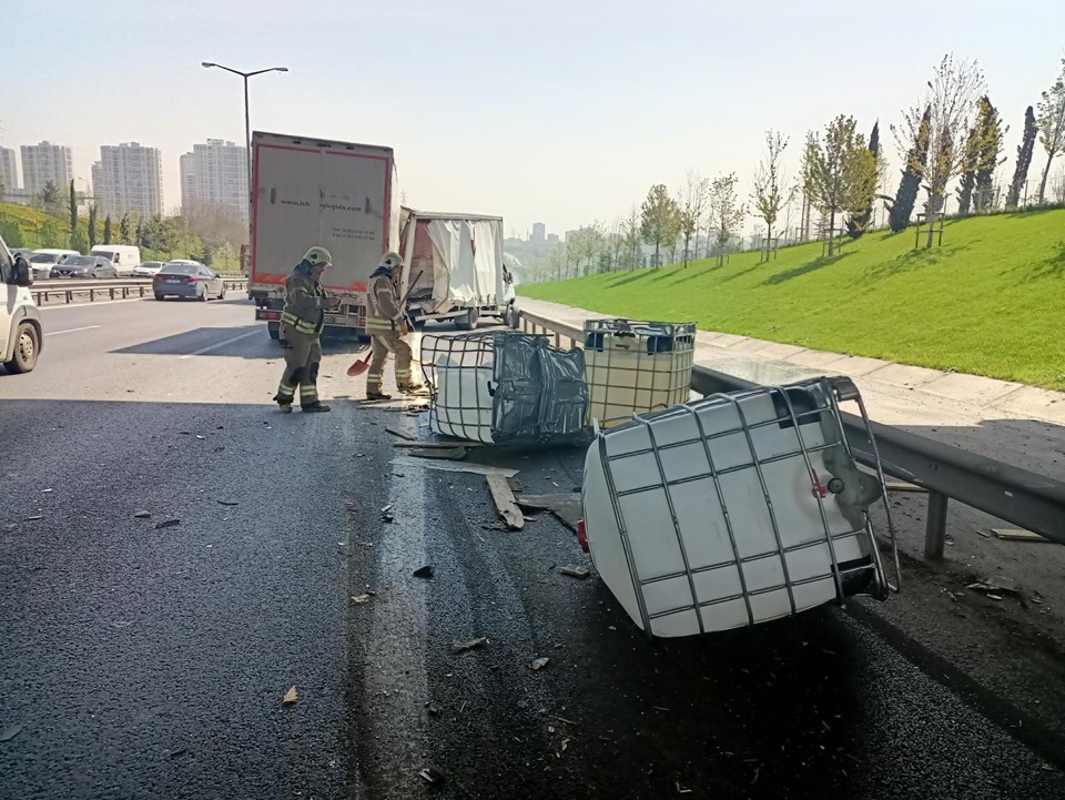 Kimyasal madde taşıyan kamyonet kaza yaptı, variller yola saçıldı - 1