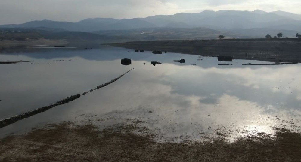 Barajda sular çekildi köyün kalıntıları ortaya çıktı - 3
