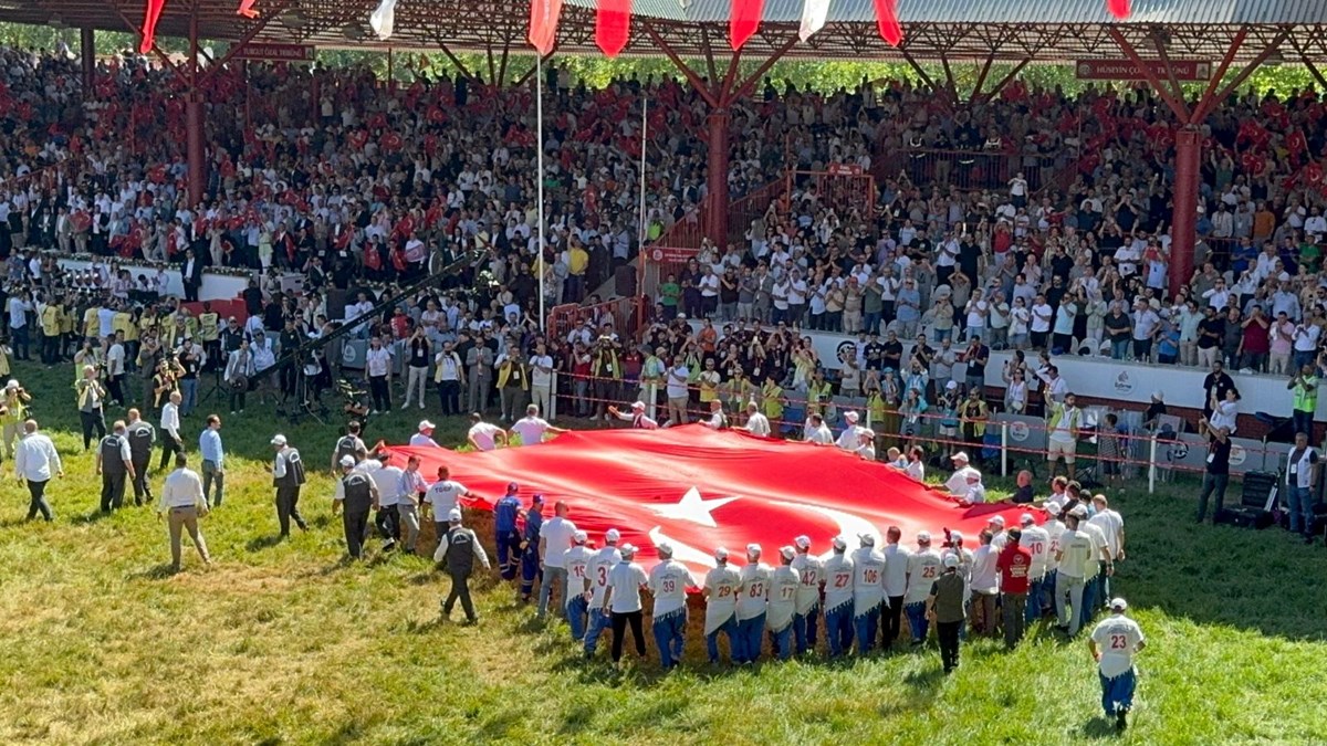 Kırkpınar Er Meydanı'nda Türk bayrağı açıldı