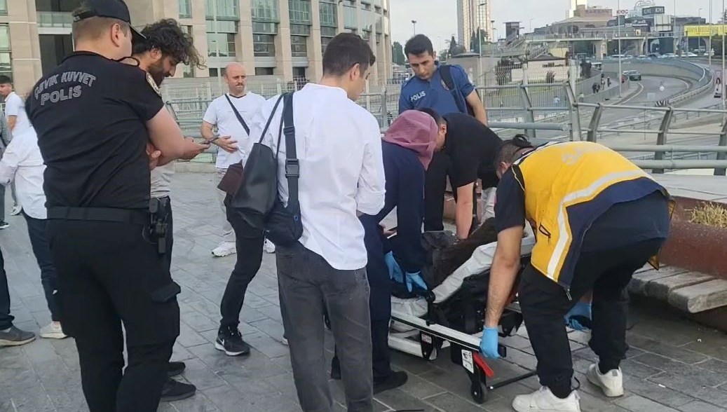 Adliye meydanındaki bariyerler devrildi