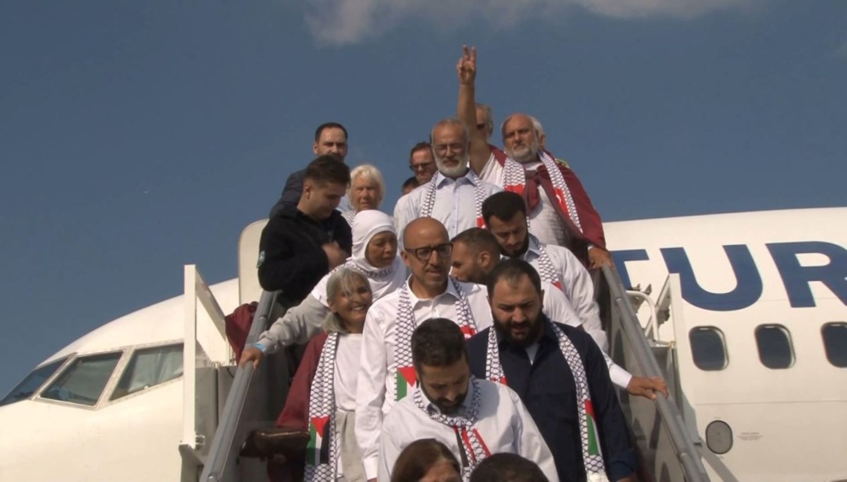 İsrail'in alıkoyduğu Türk aktivistler Türkiye'ye döndü İsrail'in alıkoyduğu Türk aktivistler Türkiye'ye döndü