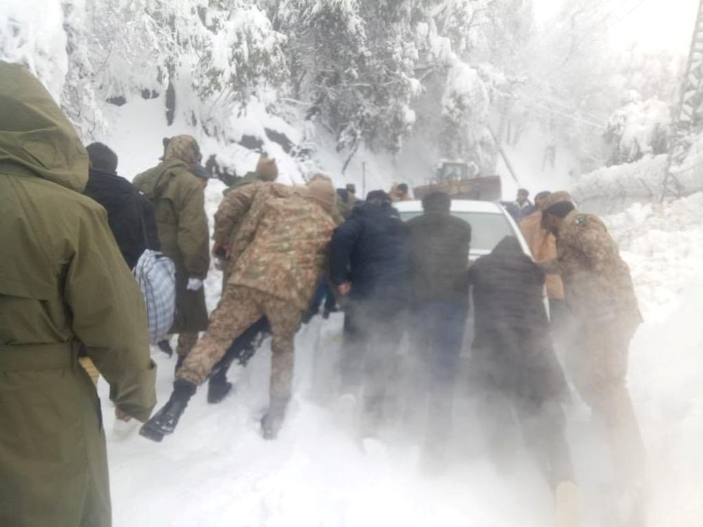 Pakistan'da yoğun kar yağışı: Araçlarında mahsur kalan 21 kişi öldü - 7