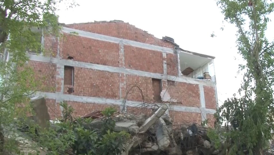 Avcılar'da ilginç görüntü: Bitişiğindeki binanın duvarını kullanıyormuş