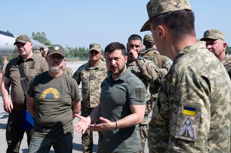 Zelenski'nin ordusunda yolsuzluk: Tüm bölge askeri komiserlerini görevden alacak - 1