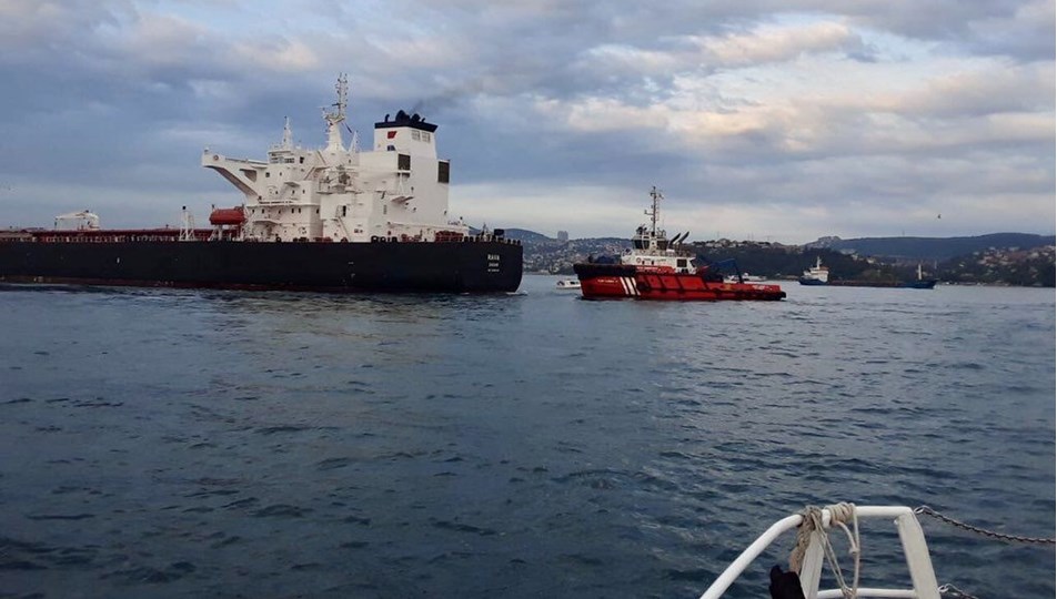 Tanker kıyıya sürüklendi, İstanbul Boğazı trafiği durduruldu