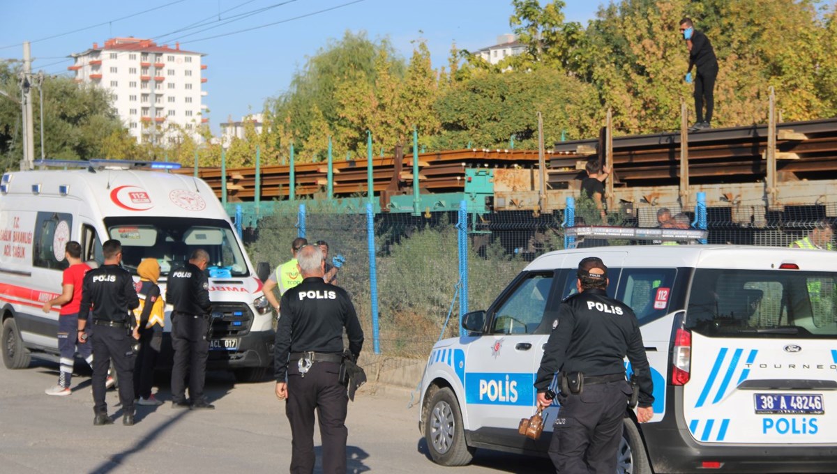 Raylarda feci kaza: Yük treninin çarptığı kişi hayatını kaybetti Raylarda feci kaza: Yük treninin çarptığı kişi hayatını kaybetti