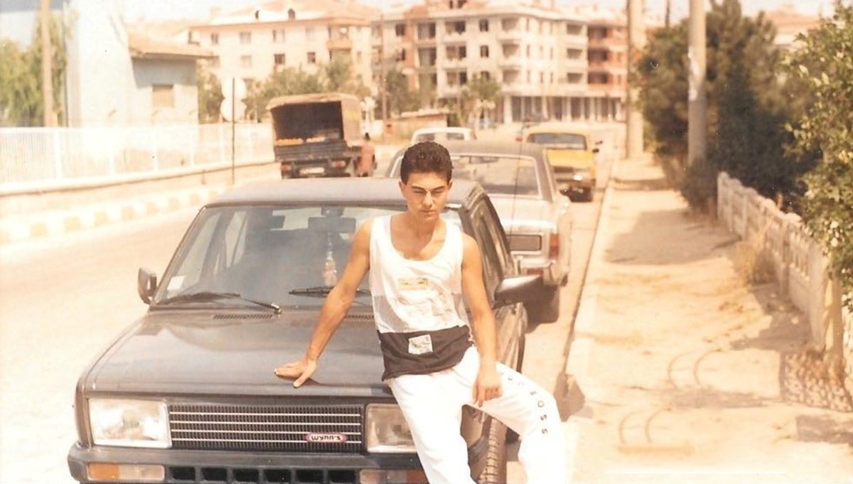 Serdar Ortaç'tan nostaljik paylaşım: İlk arabam (Ünlülerin çocukluk ve gençlik halleri) Serdar Ortaç'tan nostaljik paylaşım: İlk arabam (Ünlülerin çocukluk ve gençlik halleri)
