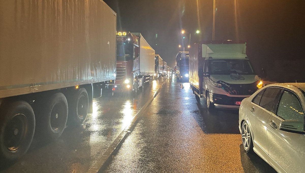 Kapıkule'de TIR yangını: 5 kilometrelik kuyruk oluştu