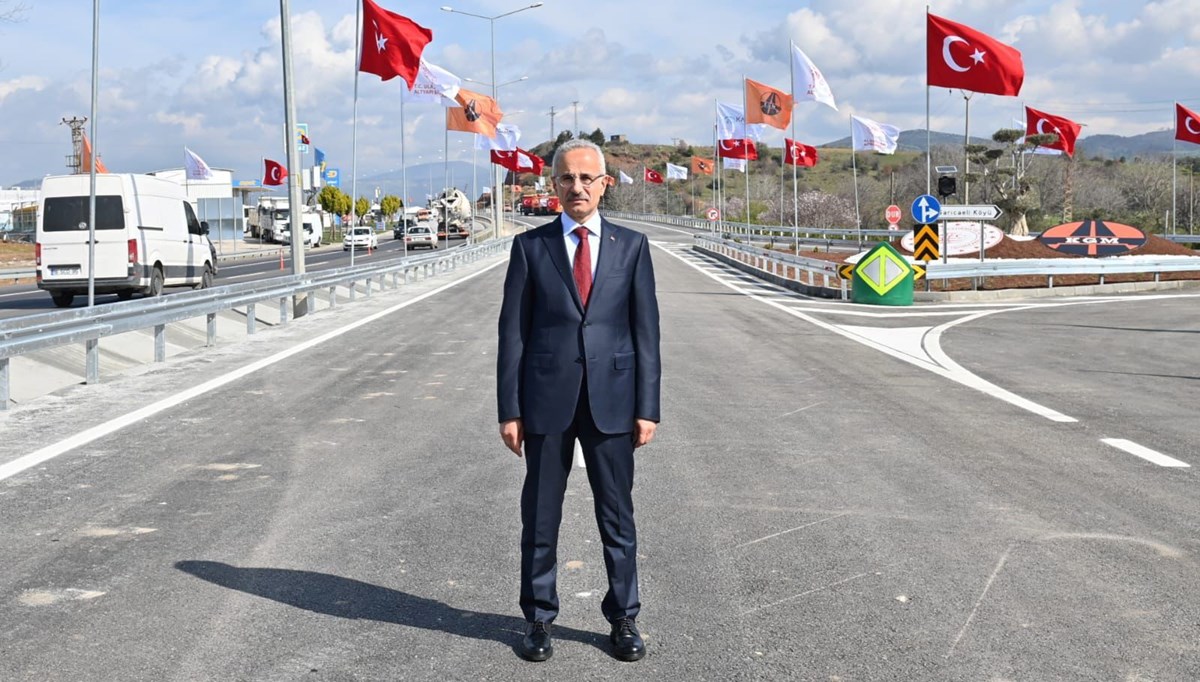 Bakan Uraloğlu: Çelik ağ uygulamasıyla Türkiye'nin yol güvenliğini sağlıyoruz