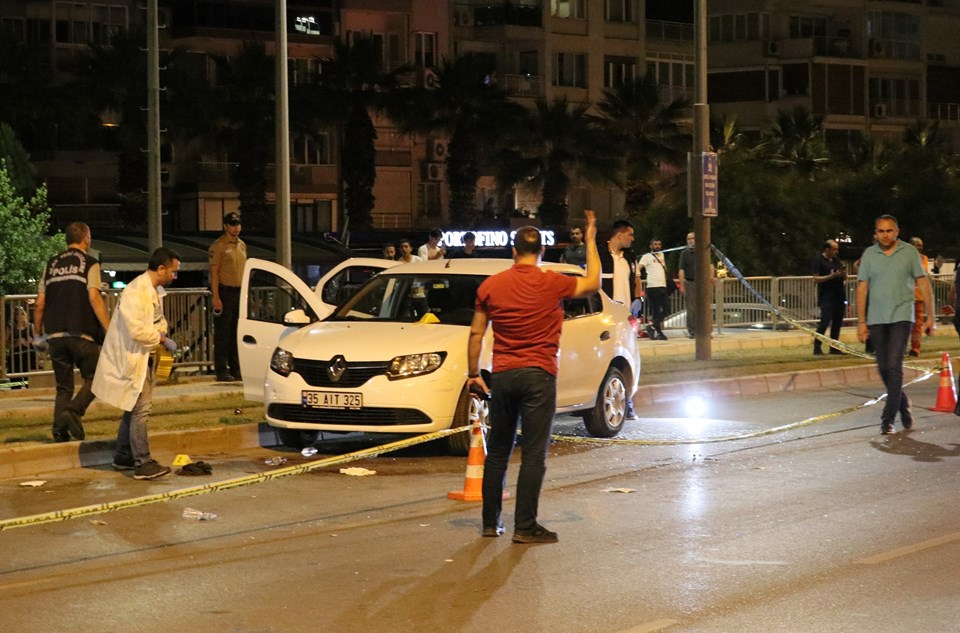 İzmir'de otomobile silahlı saldırı: 1 ölü 1 ağır yaralı - 1