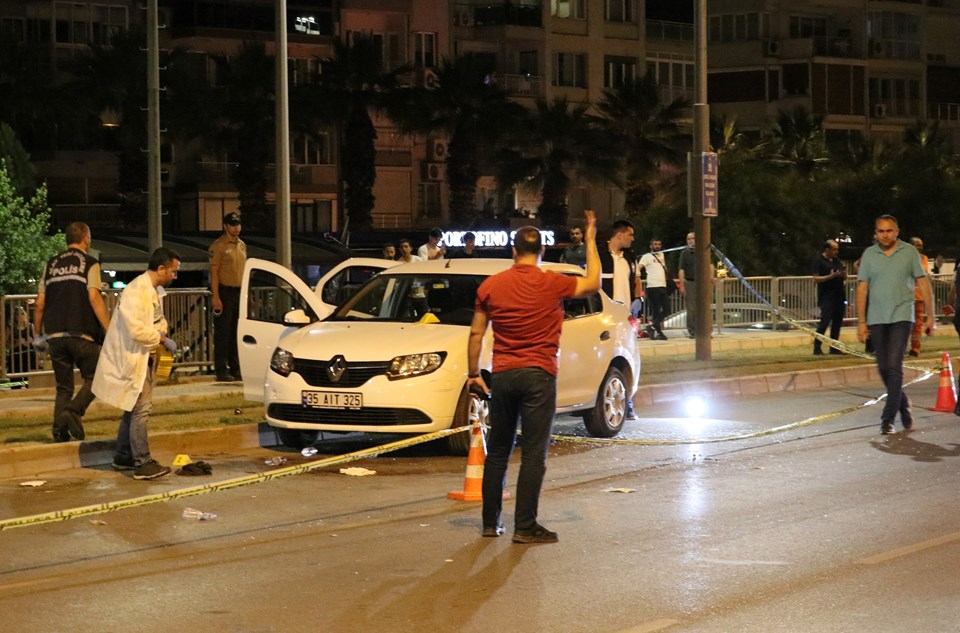 İzmir'de otomobile silahlı saldırı: 1 ölü 1 ağır yaralı - 1