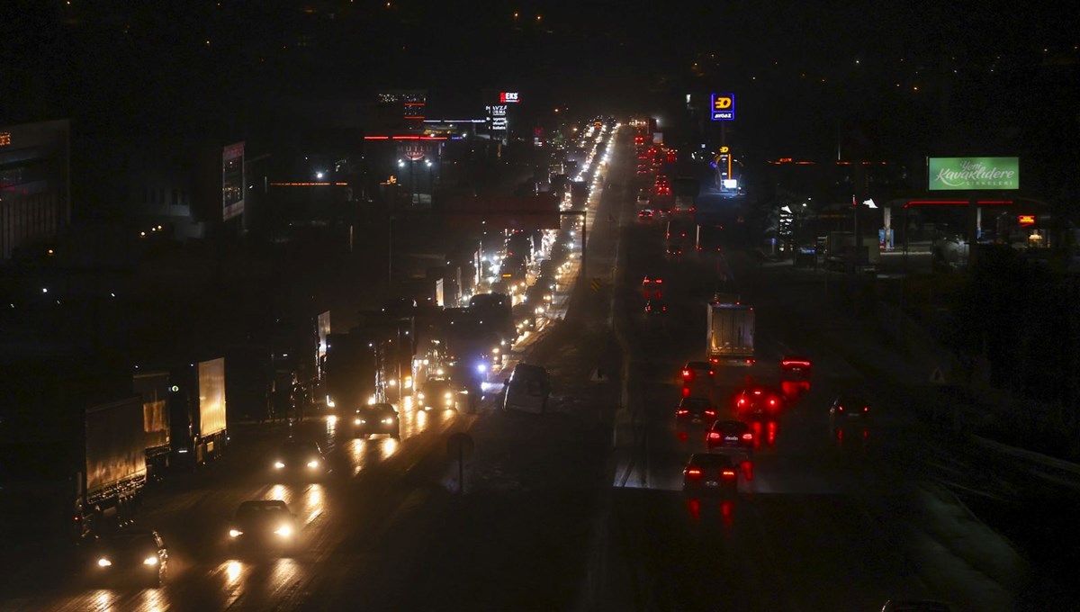 Ankara-Kırıkkale yolundaki kaza trafiği kilitledi Ankara-Kırıkkale yolundaki kaza trafiği kilitledi
