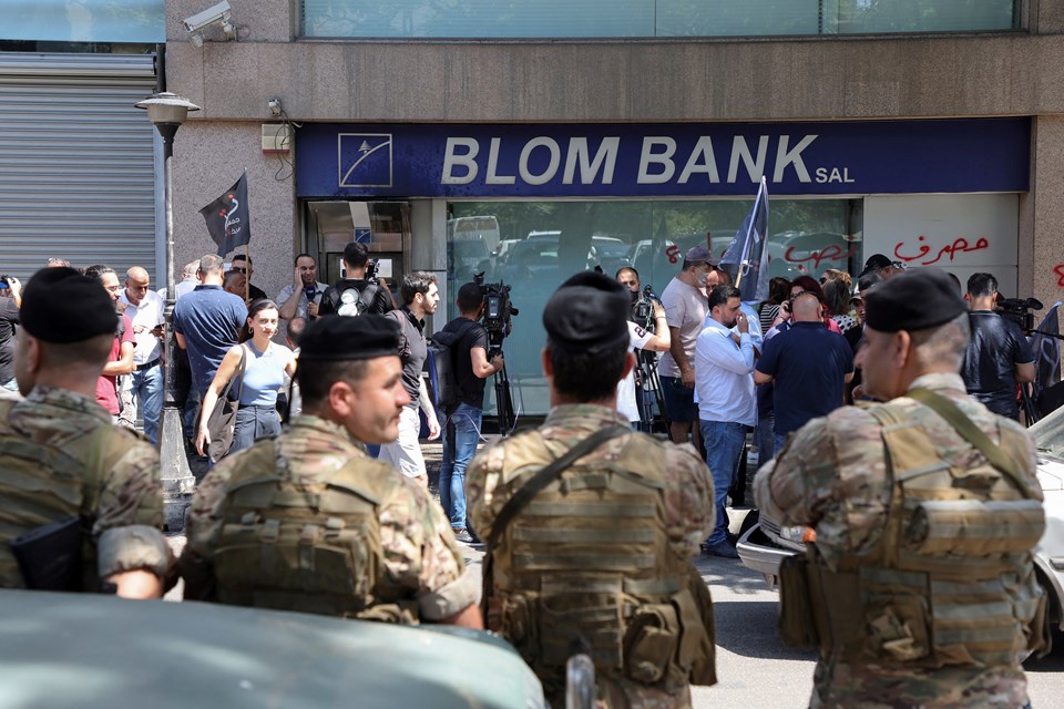 Lübnan'da banka basanların yakınları Adalet Bakanlığı önünde gösteri yaptı - 1