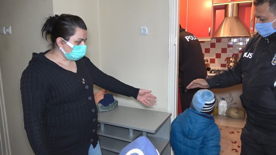 Bursa'da dövülüp eve kilitlenen kadın ile çocuğunu polis kurtardı - 3