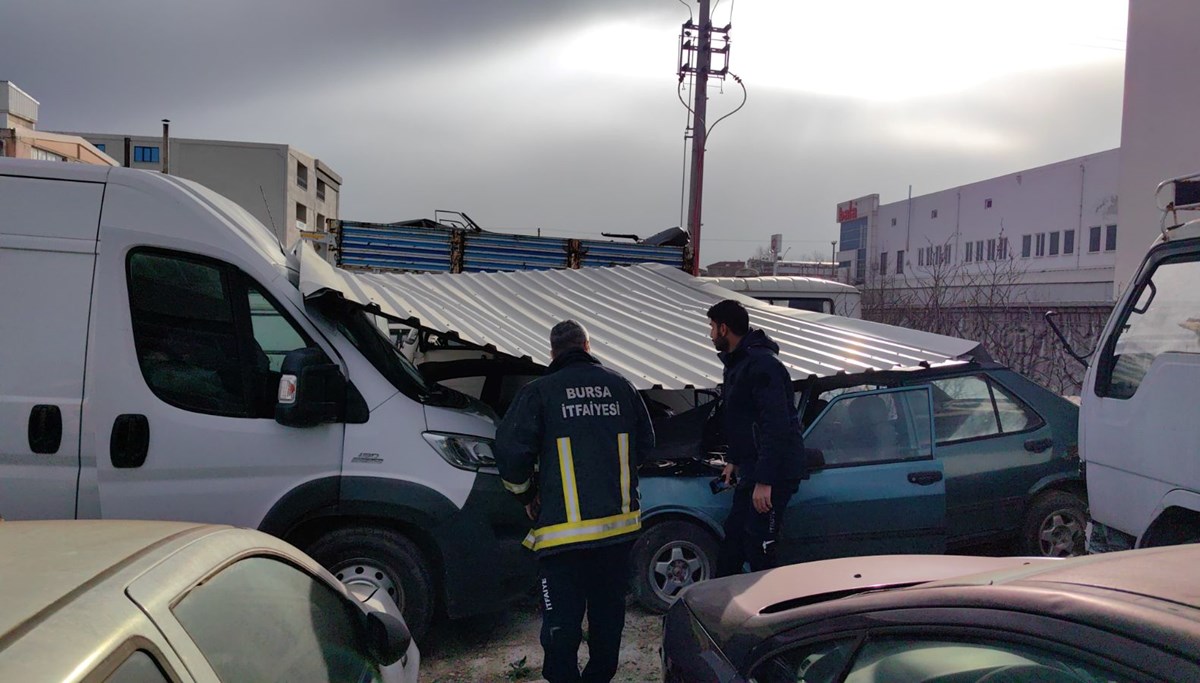 Lodosun uçurduğu fabrika çatısı araçların üzerine düştü Lodosun uçurduğu fabrika çatısı araçların üzerine düştü
