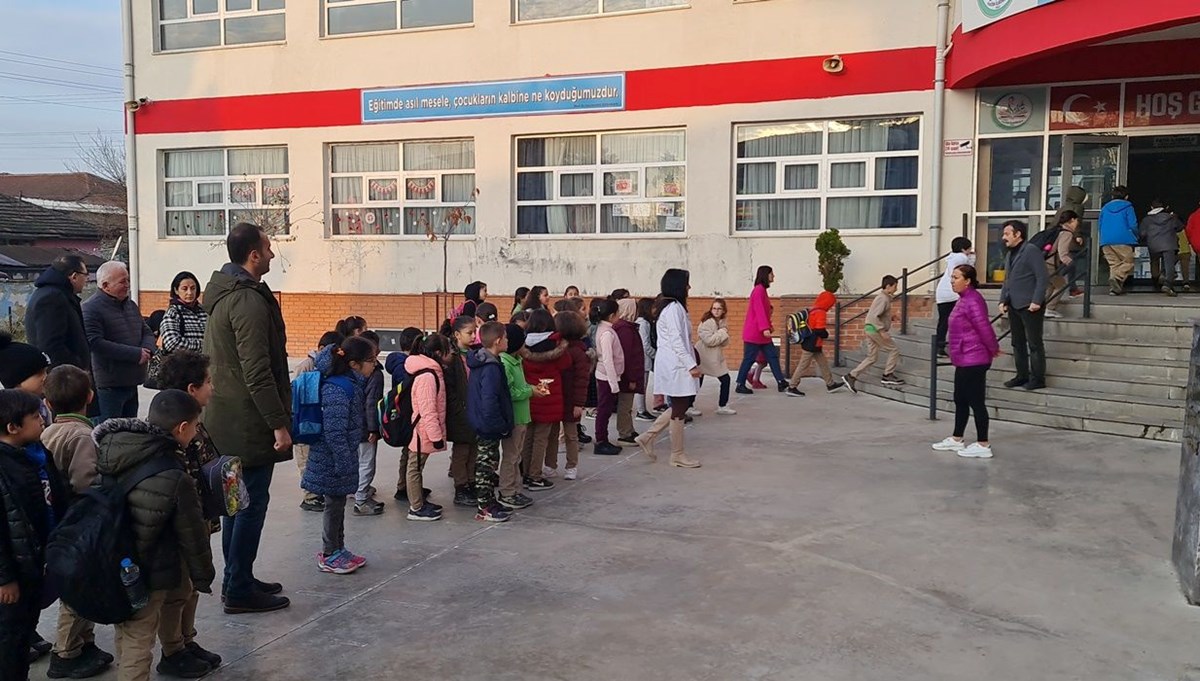 Düzce'de deprem sonrası okullar açıldı Düzce'de deprem sonrası okullar açıldı