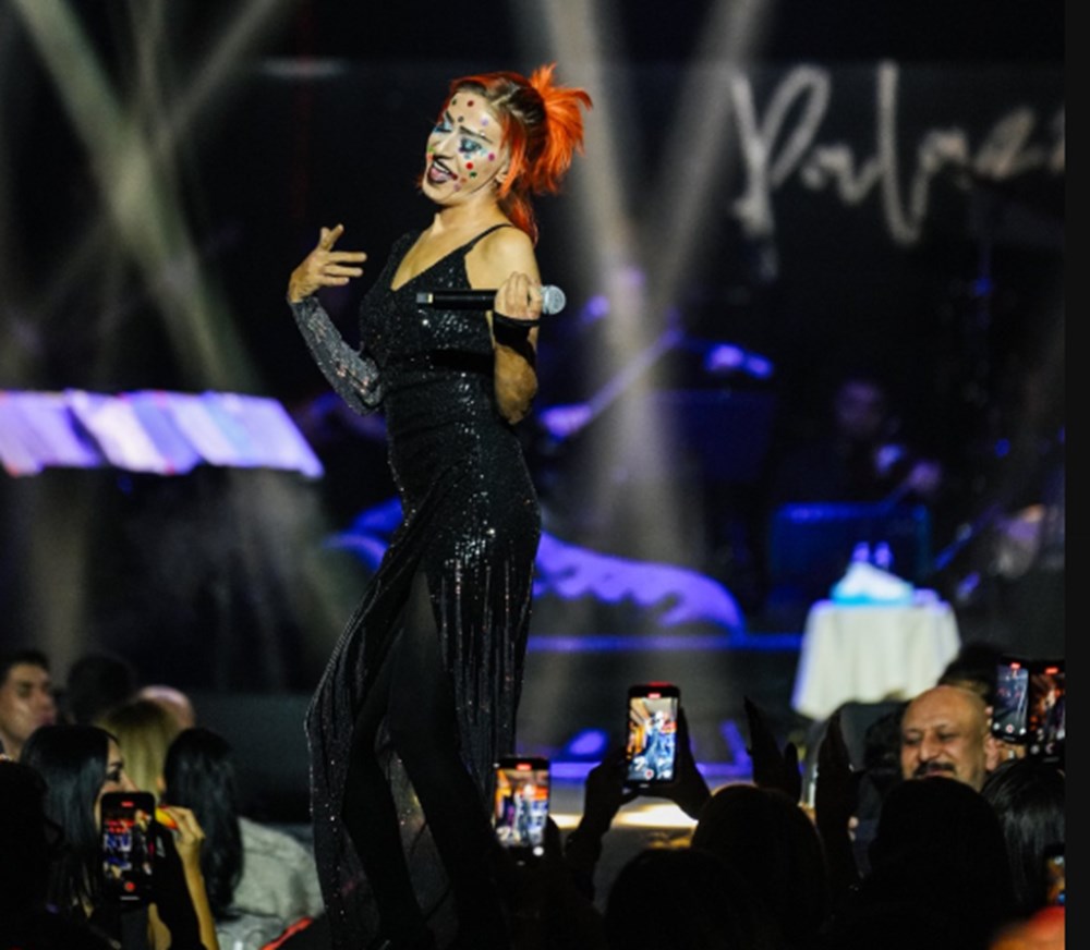 Yıldız Tilbe yüzündeki renkli beneklerle konser verdi - 5
