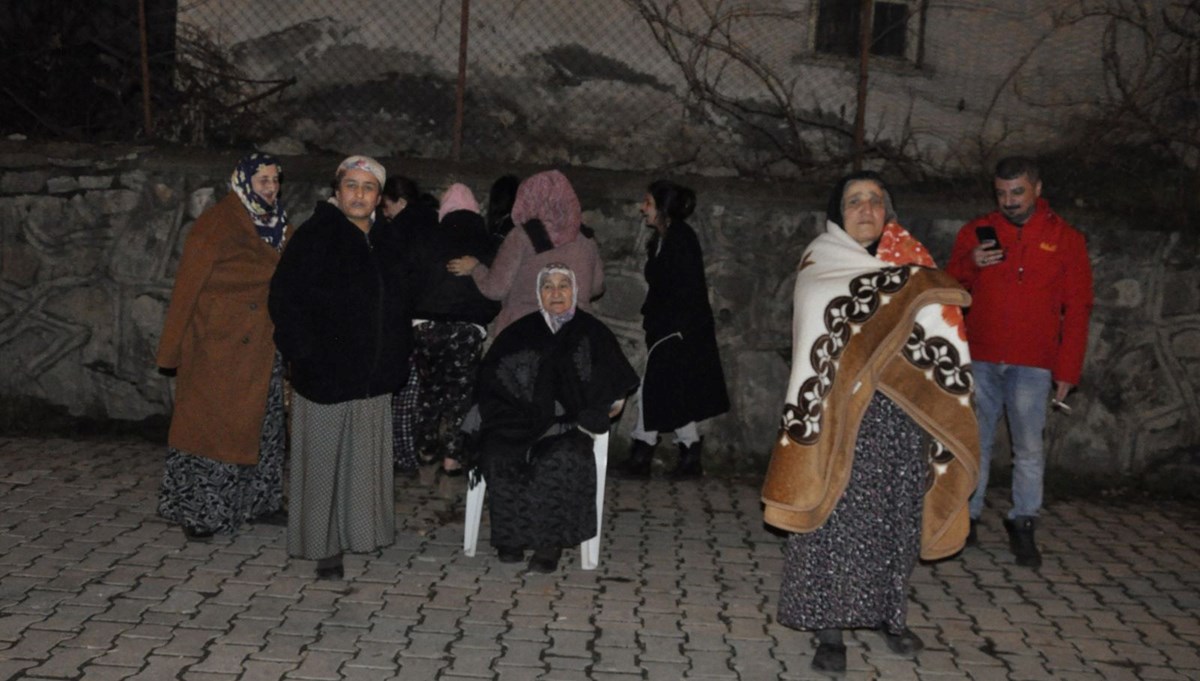 Hakkari'de evlerinde çatlak oluşan vatandaşlar deprem anını anlattı