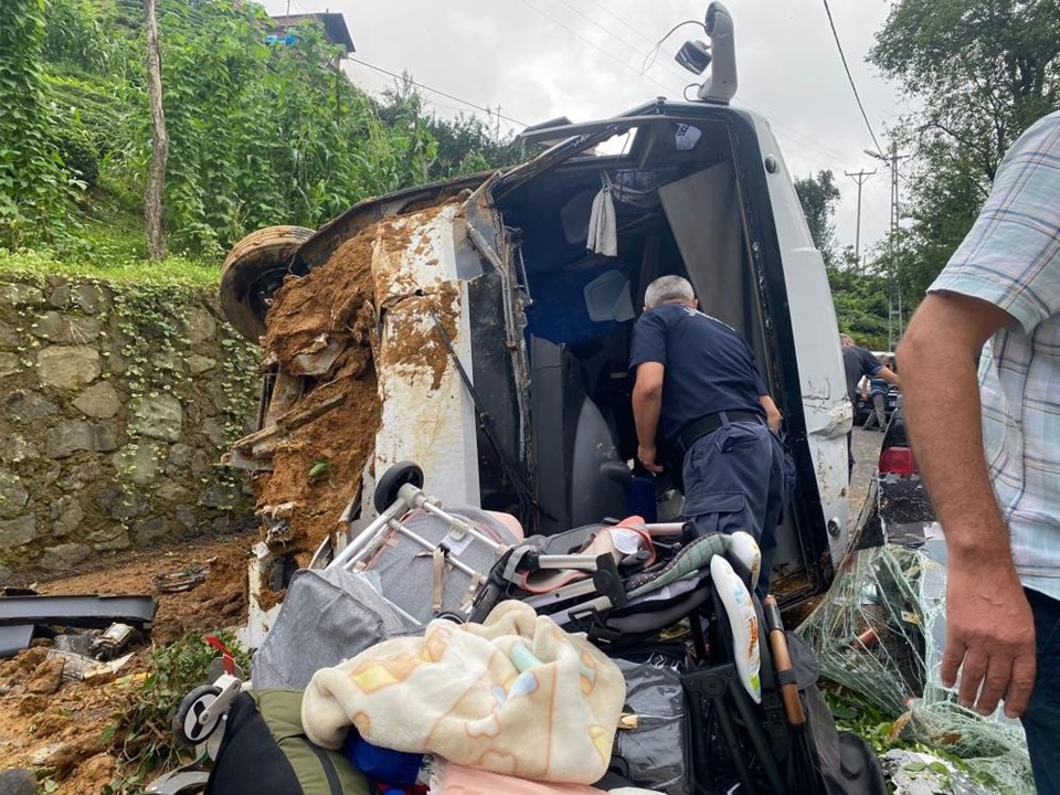 Rize’de tur minibüsü devrildi: 25 yaralı - 1