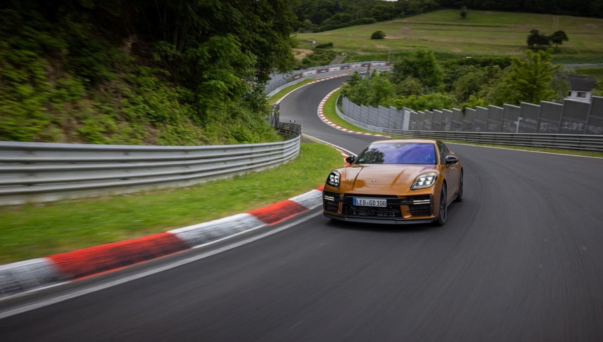 Yeni Porsche Panamera'dan Nürburgring rekoru Yeni Porsche Panamera'dan Nürburgring rekoru