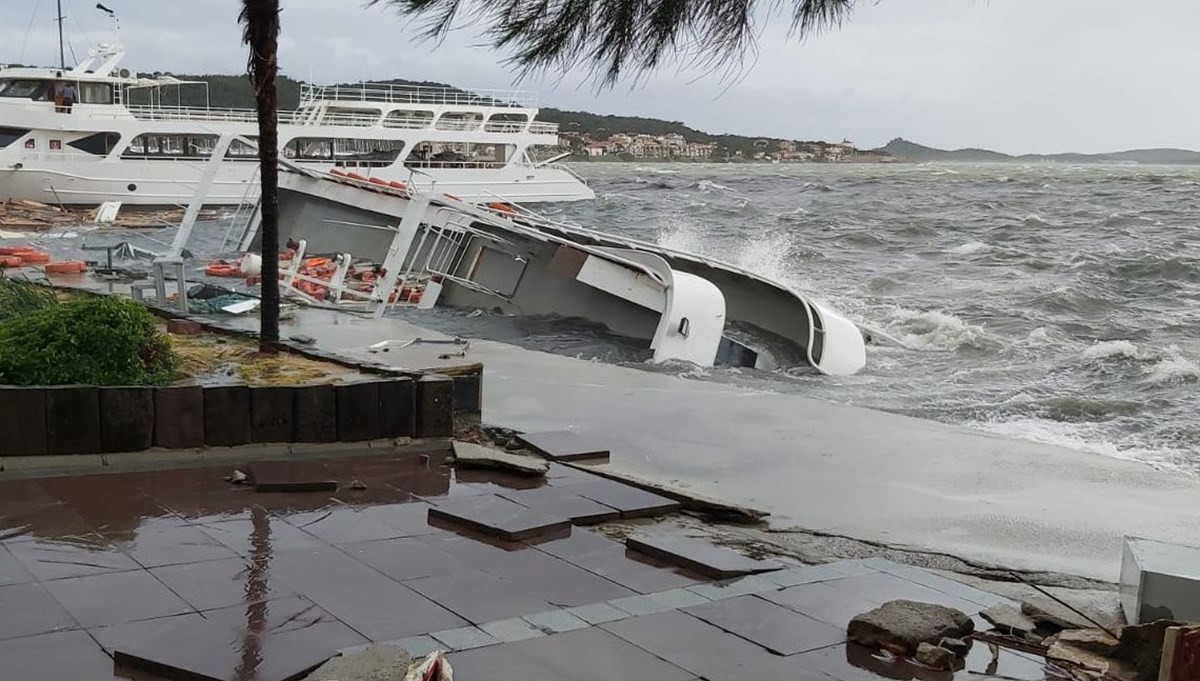 Ayvalık'ta fırtına: 30 tekne battı