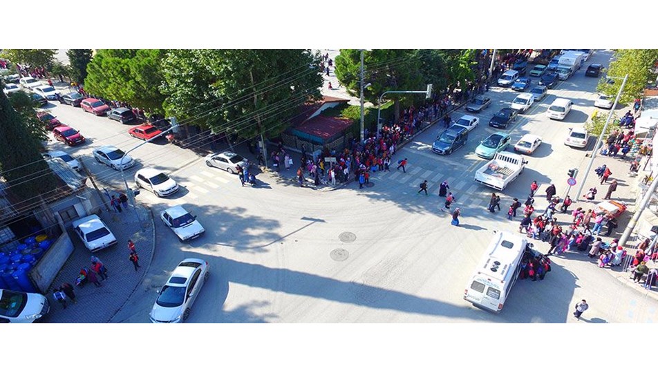 Okul önündeki tehlikeyi drone ile kaydedip bakanlığa gönderdi