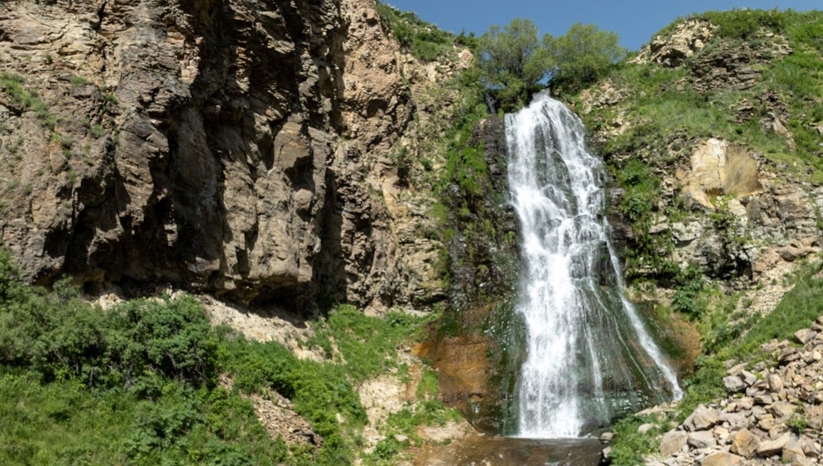 Susuz Şelalesi yağışlarla daha gür akıyor