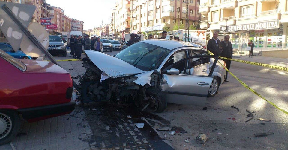 Ankara'da otomobil kaldırıma daldı, 1 kişi hayatını kaybetti - 1